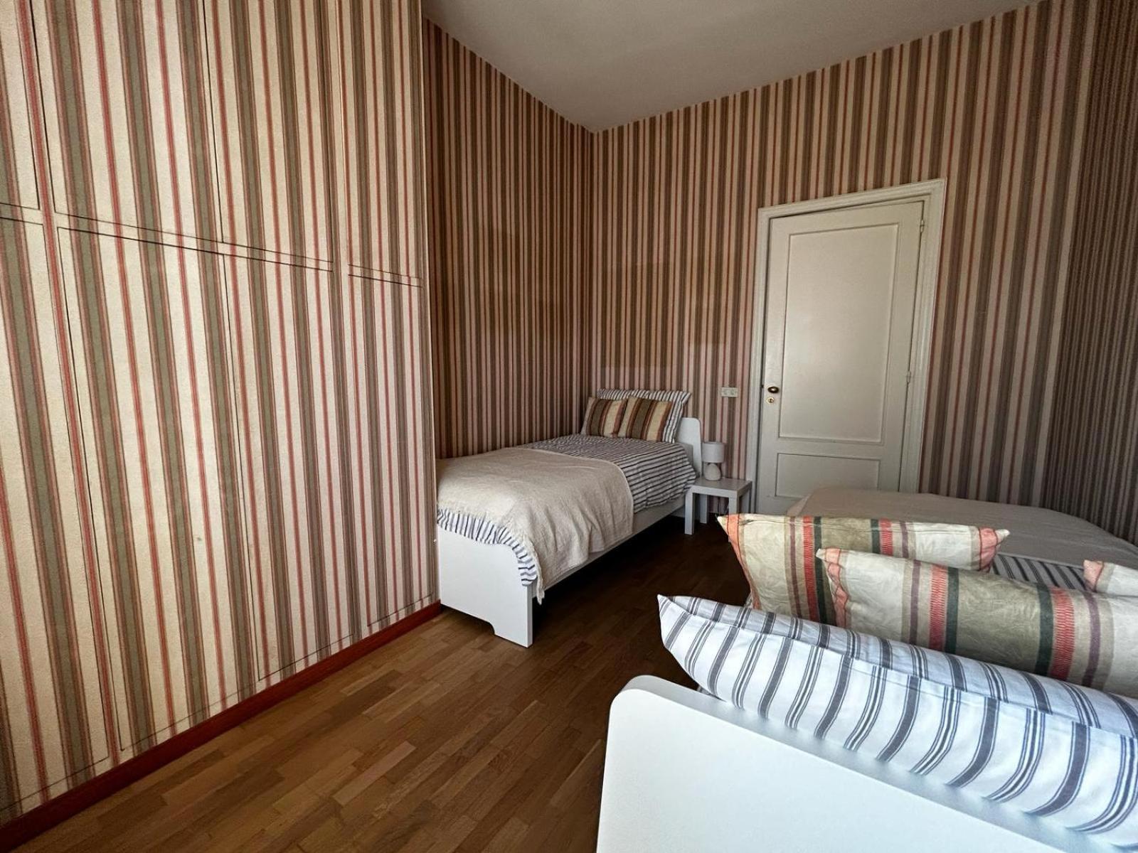 Front Beach Apartment - 3 Bedrooms Bari Extérieur photo